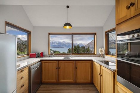 Photo of property in 4 Moss Lane, Sunshine Bay, Queenstown, 9300