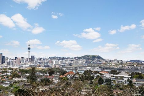 Photo of property in 115 Pupuke Road, Northcote, Auckland, 0627