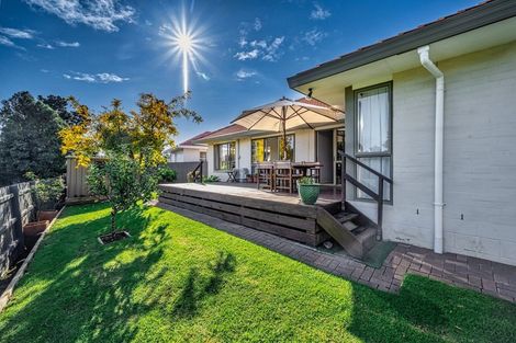 Photo of property in 26 Gillett Place, Botany Downs, Auckland, 2014