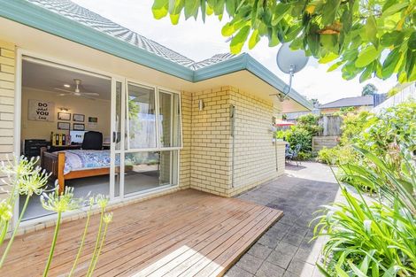 Photo of property in 2/12 Pat O'connor Place, Manurewa, Auckland, 2105