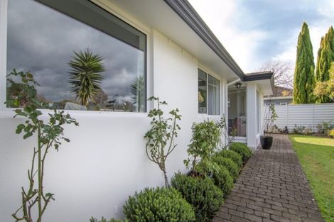 Photo of property in 4 Redwood Grove, Hokowhitu, Palmerston North, 4410