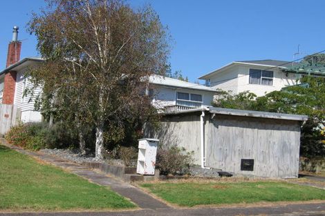 Photo of property in 8 Springside Place, New Lynn, Auckland, 0600