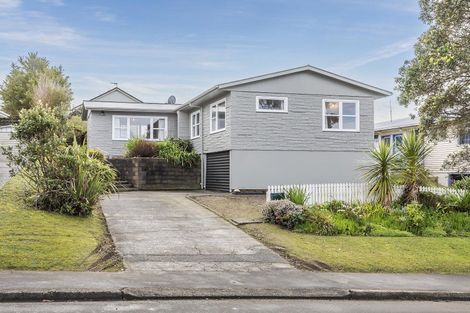 Photo of property in 16 Stewart Drive, Newlands, Wellington, 6037