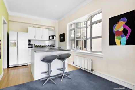 Photo of property in Anscombe Apartments, 212 Oriental Parade, Oriental Bay, Wellington, 6011