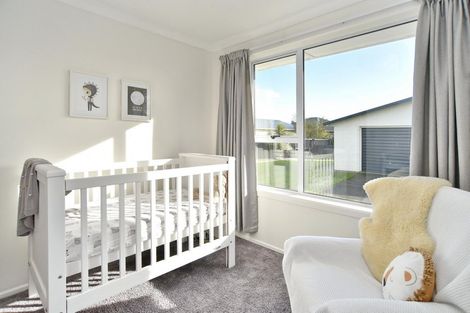 Photo of property in 11 Hannah Place, Redwood, Christchurch, 8051