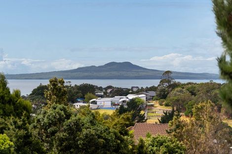 Photo of property in 8 Shearwater Rise, Rothesay Bay, Auckland, 0630