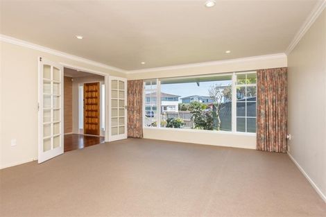 Photo of property in 15 Westview Grove, Miramar, Wellington, 6022