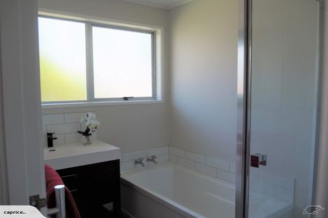 Photo of property in 17 Becker Drive, Weymouth, Auckland, 2103