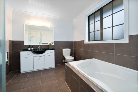 Photo of property in 30 South Kensington Way, Henderson, Auckland, 0612