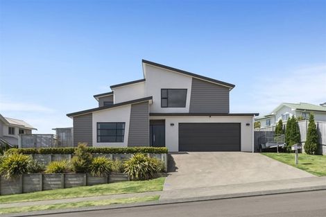 Photo of property in 39 Endeavour Drive, Whitby, Porirua, 5024