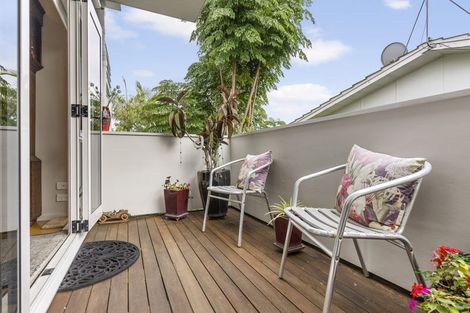 Photo of property in 20 Marine Parade, Mellons Bay, Auckland, 2014