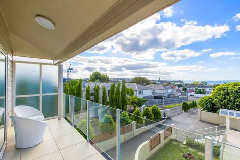 Photo of property in 86 Kitchener Road, Milford, Auckland, 0620