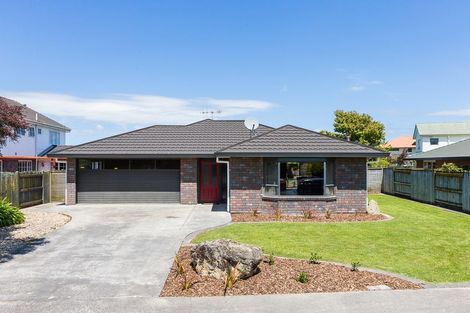 Photo of property in 11 Royal Oak Drive, Kelvin Grove, Palmerston North, 4414
