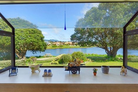 Photo of property in 8 Pio Pio Place, Waikanae Beach, Waikanae, 5036