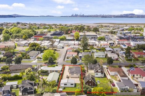 Photo of property in 20 Peachgrove Road, Te Atatu Peninsula, Auckland, 0610