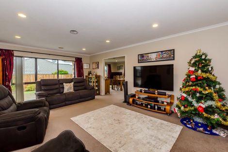Photo of property in 16 Bluewater Place, Paraparaumu, 5032