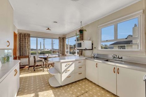 Photo of property in 27 South Road, Moturoa, New Plymouth, 4310