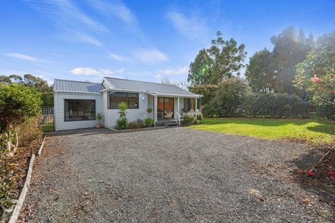 Photo of property in 802 Waitakere Road, Kumeu, 0891