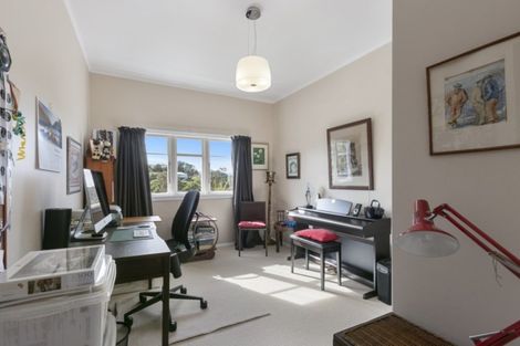 Photo of property in 132 Miromiro Road, Normandale, Lower Hutt, 5010