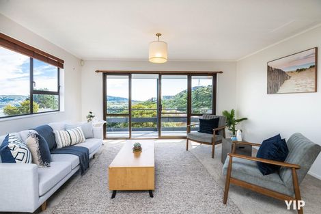 Photo of property in 44 Colchester Crescent, Newlands, Wellington, 6037