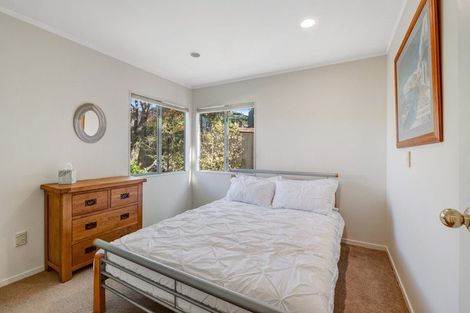 Photo of property in 5 Rifleman Rise, Unsworth Heights, Auckland, 0632