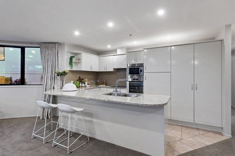 Photo of property in 2d/175 Hurstmere Road, Takapuna, Auckland, 0622