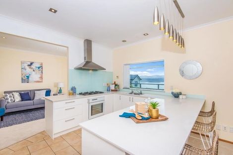 Photo of property in 22 Bennett Grove, Newlands, Wellington, 6037