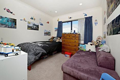 Photo of property in 16 Carisbrook Crescent, Papakura, 2110