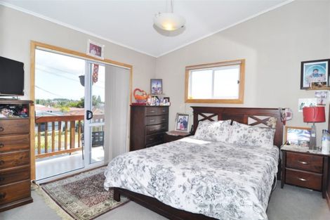 Photo of property in 2a Bamboo Grove, Kelston, Auckland, 0602