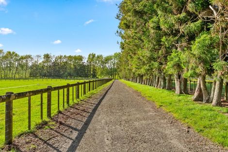 Photo of property in 744 Waitakere Road, Kumeu, 0891