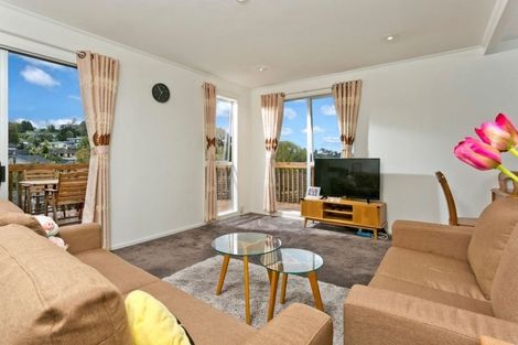 Photo of property in 2/12 Wanita Place, Totara Vale, Auckland, 0629