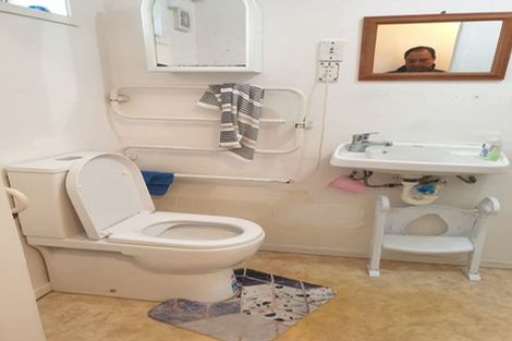 Photo of property in 2/940 East Coast Road, Northcross, Auckland, 0630