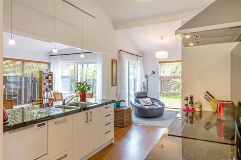 Photo of property in 2/31 Oteha Valley Road, Northcross, Auckland, 0632