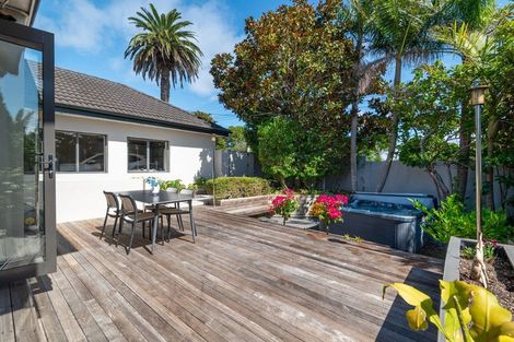 Photo of property in 34 Browns Bay Road, Rothesay Bay, Auckland, 0630