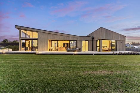 Photo of property in 7 Laguna Place, Matakatia, Whangaparaoa, 0930