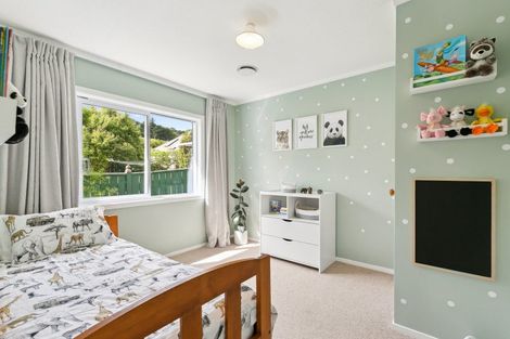 Photo of property in 21 Mexted Terrace, Tawa, Wellington, 5028