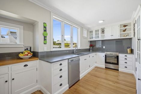 Photo of property in 26 Baring Terrace, Strandon, New Plymouth, 4312