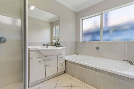 Photo of property in 28 Craigavon Drive, East Tamaki, Auckland, 2013