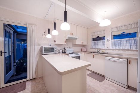 Photo of property in 10 Leewood Place, Pakuranga Heights, Auckland, 2010