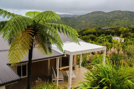 Photo of property in 15 Piha Road, Piha, New Lynn, 0772