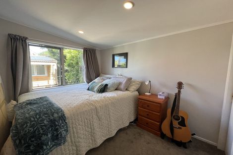 Photo of property in 11 Ocean View Road, Milford, Auckland, 0620