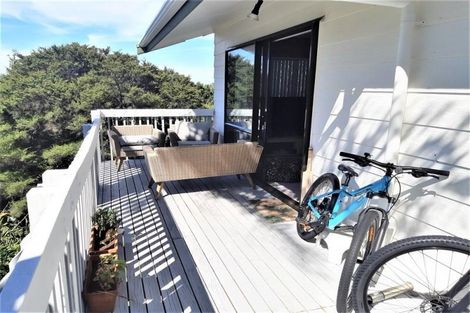 Photo of property in 16 Noeleen Street, Glenfield, Auckland, 0629