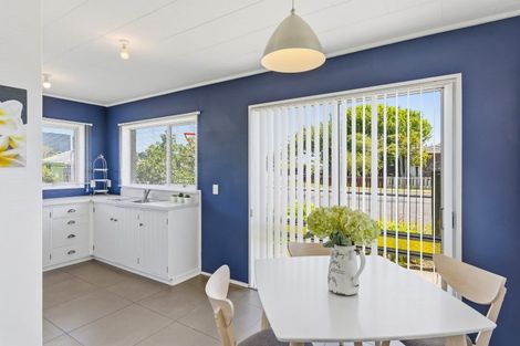 Photo of property in 2 Cypress Grove, Paraparaumu, 5032