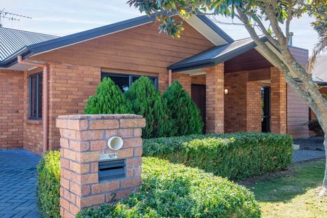 Photo of property in 2 Shiraz Place, Rototuna, Hamilton, 3210