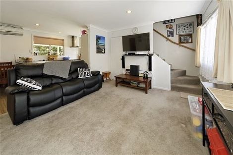 Photo of property in 2/129 Edmonton Road, Te Atatu South, Auckland, 0610