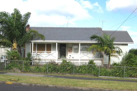 Photo of property in 10 Matipo Road, Te Atatu Peninsula, Auckland, 0610