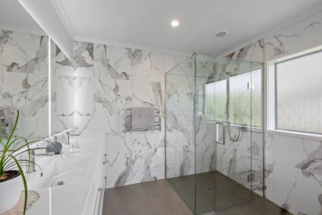 Photo of property in 6 Argyle Place, Highlands Park, New Plymouth, 4312