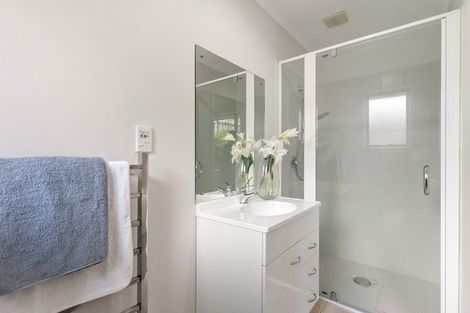 Photo of property in 5 Sunvista Avenue, Oteha, Auckland, 0632