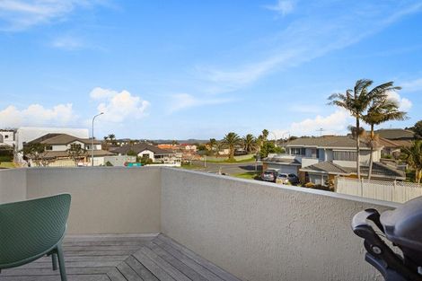Photo of property in 2/1 Bluefin Way, West Harbour, Auckland, 0618