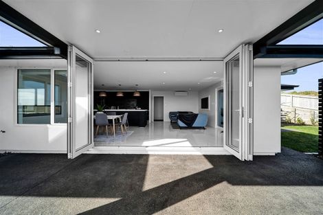 Photo of property in 4 Vardon Way, Waiwhakaiho, New Plymouth, 4312